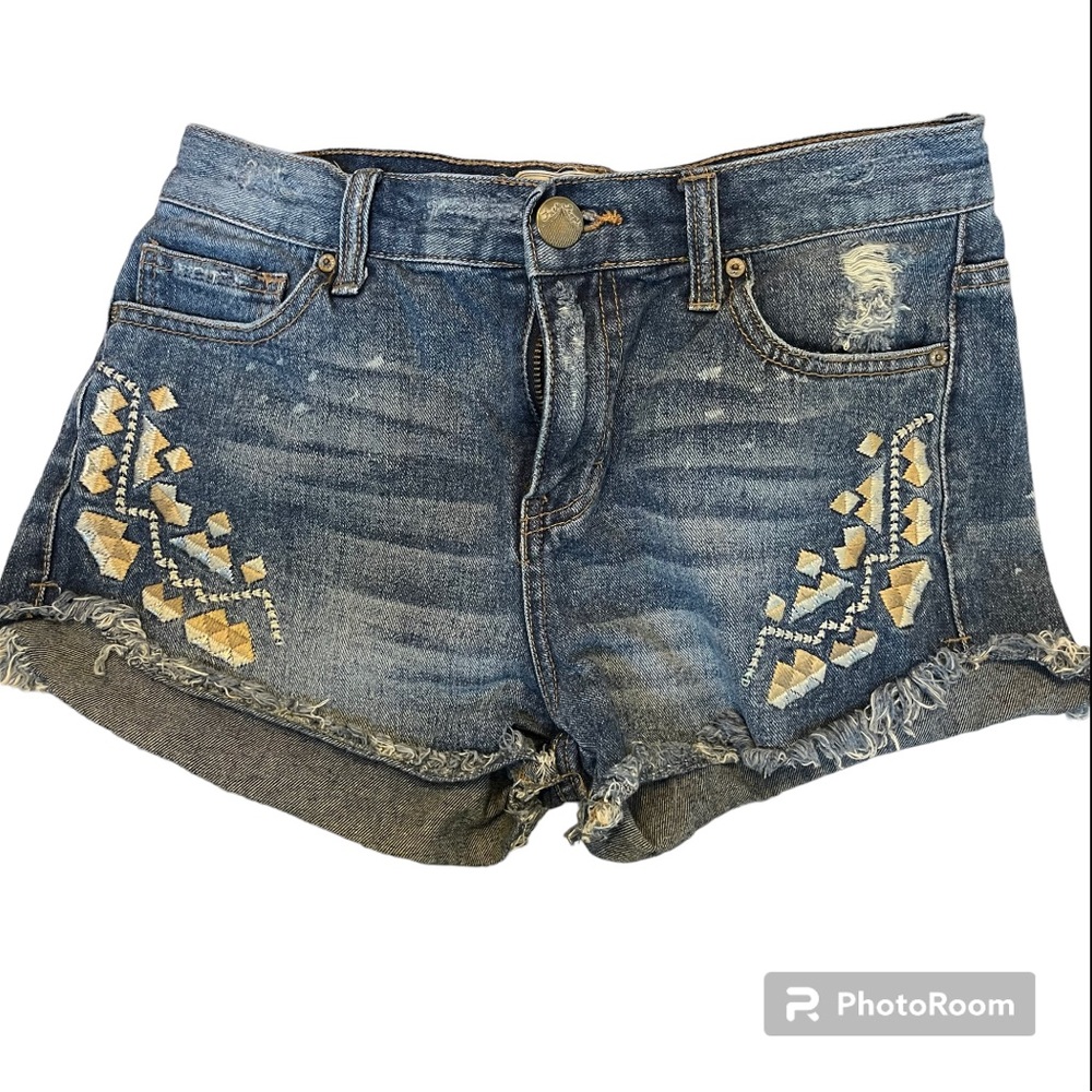 Free People Geo embroidered frayed hem jean shorts- size 26